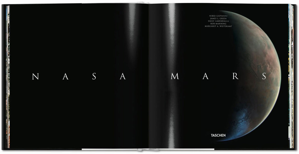 Doppelseite mit Titel "NASA MARS" und Bild eines Planeten, vermutlich Mars, auf schwarzem Hintergrund.
