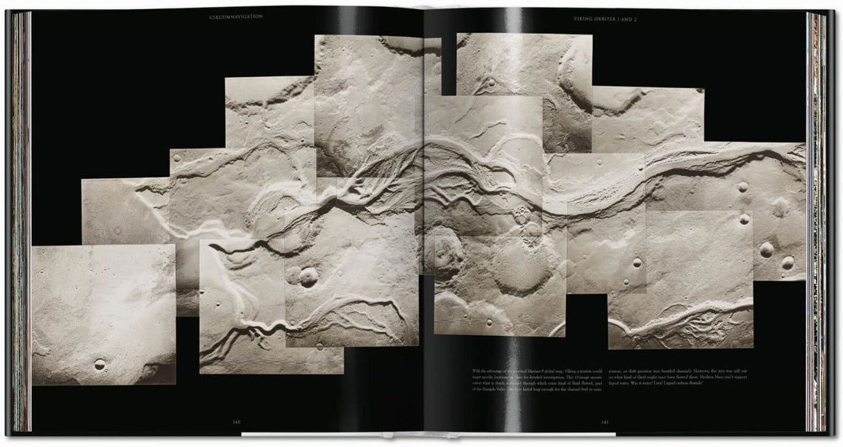 Doppelseite eines Buchs mit mehreren Fotos eines Mars- oder Mondfotos, die eine Rille und Krater zeigen.