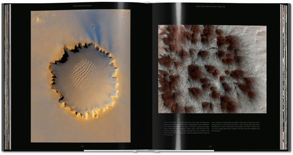 Zwei Seiten eines Buches mit Luftaufnahmen von Mars-Regionen, links eine kreisförmige Wüstenformation, rechts eine eisbedeckte