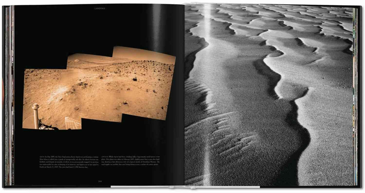 Linke Seite: Marsoberfläche mit Felsen und Sand, rechts im Bild. Rechte Seite: Sanddünen mit Mustern und Schatten.