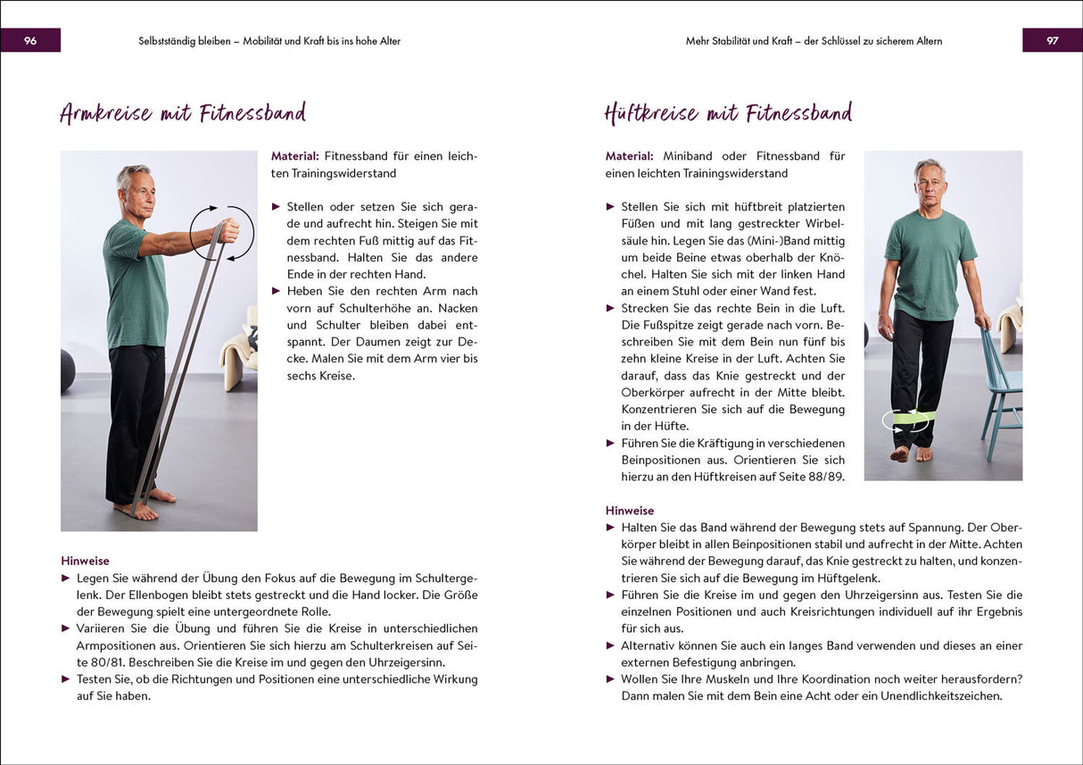 Zwei Fotos von älteren Männern, die mit Fitnessbändern Übungen machen, jeweils mit Anleitungen und Hinweisen.