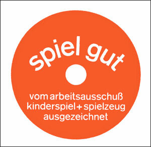 Oranger Kreis mit weißen Texten: "spiel gut", "vom arbeitsausschuss kinderspiel + spielzeug ausgezeichnet".