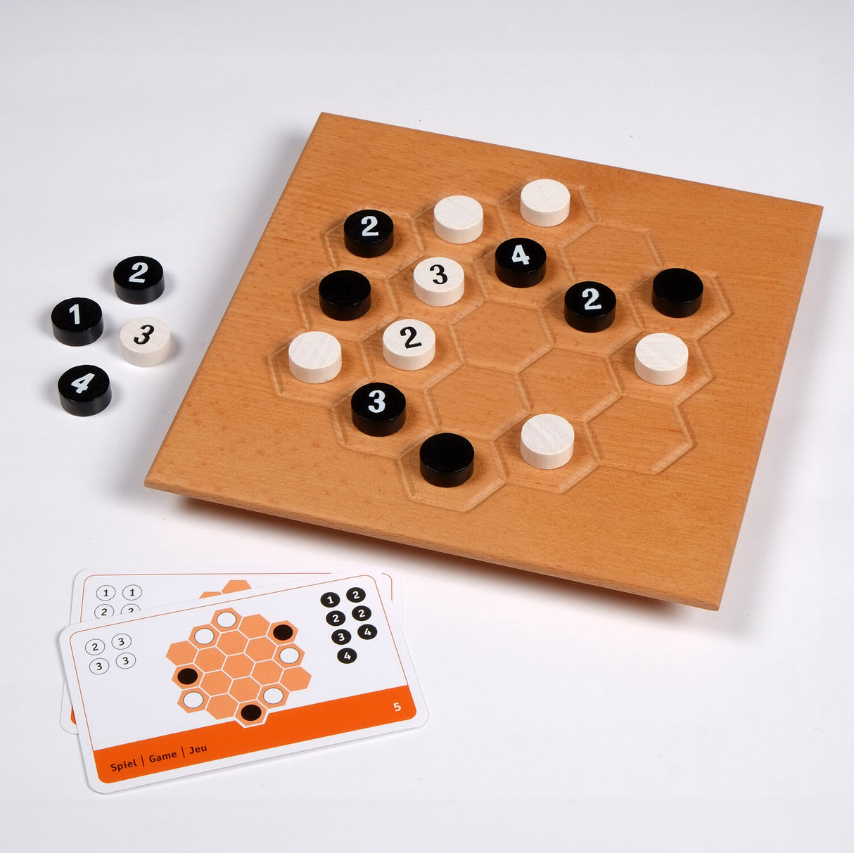 Holz-Boardspiel mit schwarzen und weißen Spielsteinen, Spielkarten mit Hexagon-Muster und Punktzahlen.