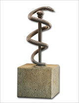 Metallene Schlange windet sich um einen Stab, der auf einem Steinblock steht.