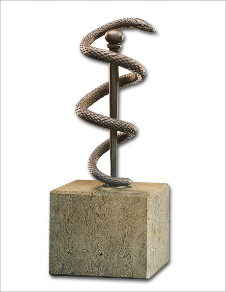 Metallene Schlange windet sich um einen Stab, der auf einem Steinblock steht.