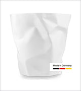 Weiße, zerknitterte Papier- oder Stofftasche mit "Made in Germany" und deutschem Flaggen-Design.
