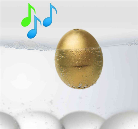 Goldene Eier im Wasser mit Bläschen, darüber bunte Musiknoten.