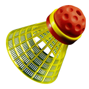 Gelber Plastikkorb mit rotem und gelbem Griff, auf weißem Hintergrund.