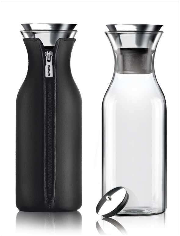 Glasflasche mit schwarzem Isolierhülle, dazu eine leere Glasflasche mit Deckel.