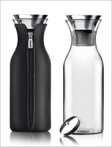 Glasflasche mit schwarzem Isolierhülle, dazu eine leere Glasflasche mit Deckel.