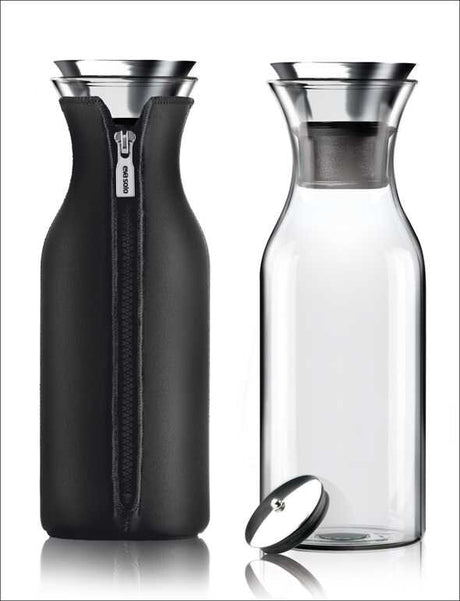 Glasflasche mit schwarzem Isolierhülle, dazu eine leere Glasflasche mit Deckel.