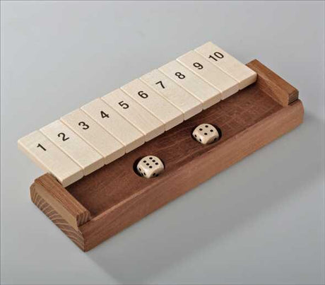 Holz-Mahjong-Spiel mit nummerierten Steinen und zwei Würfeln auf einem Holzbrett.