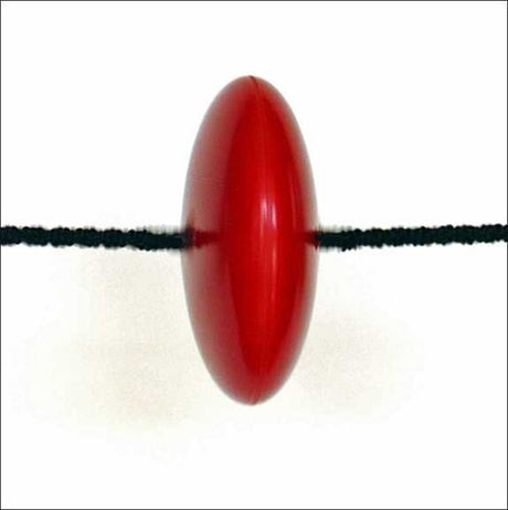 Rote Kapsel auf einer Nadel, die durch die Mitte läuft, vor weißem Hintergrund.