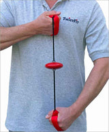 Person hält ein rotes TwistFit-Trainingsgerät mit schwarzem Seil vor der Brust.