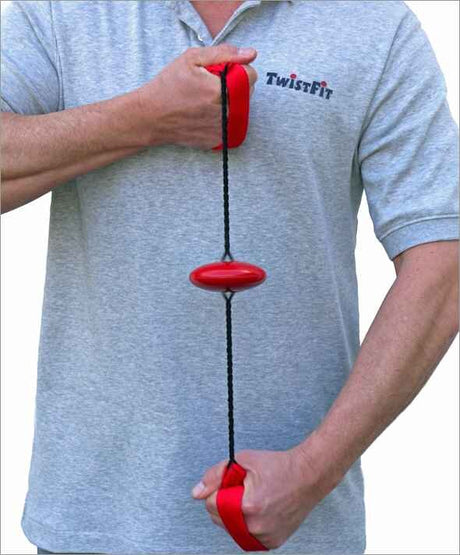 Person hält ein rotes TwistFit-Trainingsgerät mit schwarzem Seil vor der Brust.