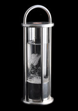 Vakuum-Kristalle im Wasser, eingeschlossen in einem Glasbehälter mit Metallrahmen.