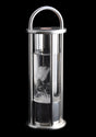Vakuum-Kristalle im Wasser, eingeschlossen in einem Glasbehälter mit Metallrahmen.
