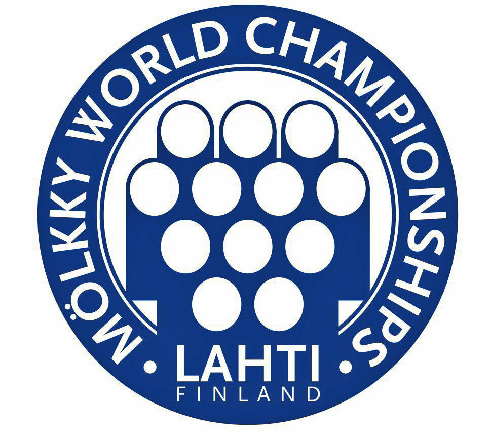 Logo des Mökkylä World Championships in Lahti, Finnland, mit einem blauen Kreis, weißen Texten und einem stilisierten Sportgerät.