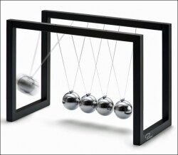Newtonpendel mit fünf metallischen Kugeln, die an Schnüren zwischen zwei schwarzen Rahmen hängen.