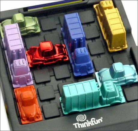 Bunte Spielzeug-LKWs in einer schwarzen Spielmatte mit Fächer, auf der Marke "ThinkFun".