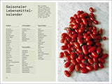 Saisonaler Lebensmittelkalender mit Text auf der linken Seite und einer Vielzahl roter Tomaten auf weißem Hintergrund auf der rech