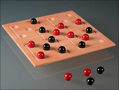 Holz-Backgammon-Brett mit schwarzen und roten Spielsteinen, einige Steine außerhalb des Brettes.