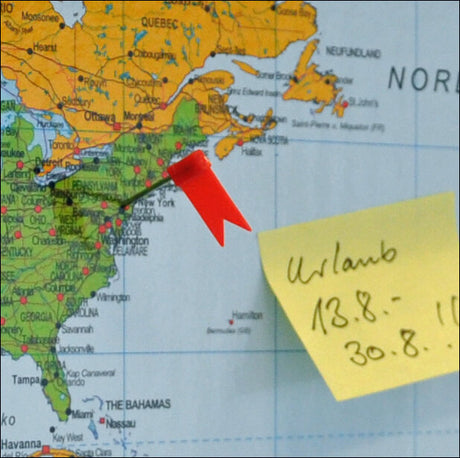 Karte von Nordamerika mit rotem Pfeil auf New York, gelber Notizzettel mit handschriftlichen Daten.
