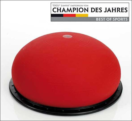 Rotes Balance- oder Gymnastikgerät auf schwarzem Kreis, mit Text und Logo oben.