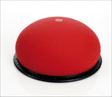 Roter Gymnastikball mit schwarzem Bodenring auf weißem Hintergrund.