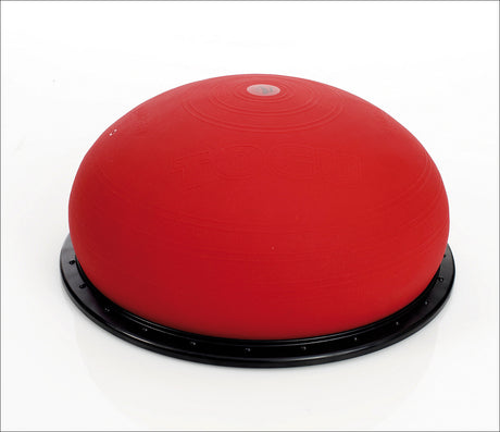 Roter Gymnastikball mit schwarzem Bodenring auf weißem Hintergrund.