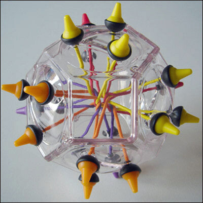 Kunststoffmodell eines Virus mit farbigen Spike-Proteinen an einer kugelförmigen Hülle.