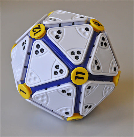 Kugel aus zusammengesetzten weißen, blauen und gelben Teilen, die wie Spielwürfel aussehen.