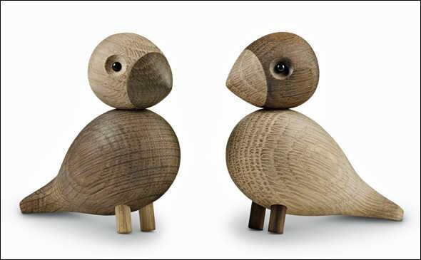 Zwei Holzvögel mit runden Köpfen, großen Augen und kurzen Beinen, die nach rechts und links schauen.