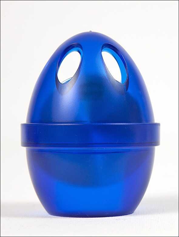 Blaue, eiförmige Kunststoffbox mit ovalen Öffnungen an der Oberseite.