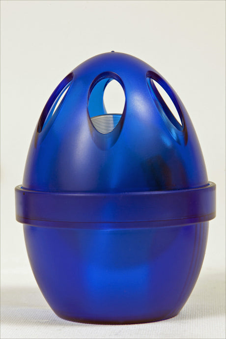 Blaue, eggförmige Staubsauger mit ovalen Luftöffnungen und Tragegriff, auf weißem Hintergrund.