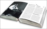 Offenes Buch mit schwarzem und weißem Foto auf der linken Seite und Text auf der rechten Seite.