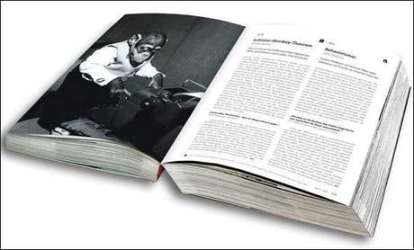 Offenes Buch mit schwarzem und weißem Foto auf der linken Seite und Text auf der rechten Seite.