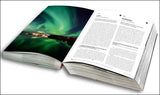 Offenes Buch mit Bild der Nordlichter auf der linken Seite und Text auf der rechten Seite.