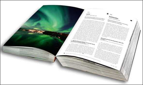 Offenes Buch mit Bild der Nordlichter auf der linken Seite und Text auf der rechten Seite.