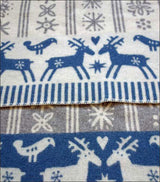 Stoff mit blauen Rentieren, Schneeflocken und Herzmotiven auf weißem Hintergrund.