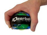 Hand hält einen Powerball mit schwarzem Gummi umwickelt, auf weißem Hintergrund.