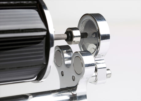 Detailaufnahme eines Motorblocks mit Zylinderkopf und Zylinder, aus Metall gefertigt, auf weißem Hintergrund.