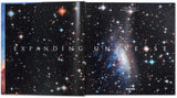 Doppelseitiges Bild mit Weltraum-Sternenhimmel und Galaxie, darüber der Text "EXPANDING UNIVERSE".