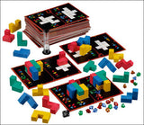 Bilder von Tetris-Spielmaterialien, Spielkarten, Würfeln und bunten Steinen auf einem Tisch.