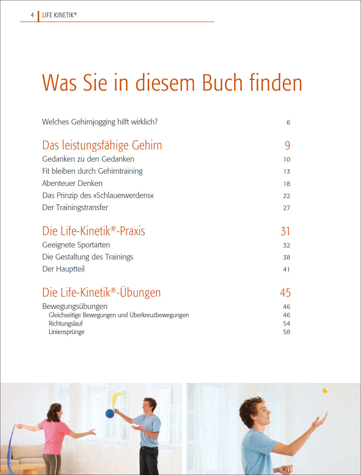 Zwei Menschen spielen mit Bällen in einem hellen Raum.