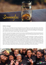 Ein Glas mit getrockneten Orangenscheiben und Kräutern auf einem Tisch, darüber der Schriftzug "Sonnenglas".