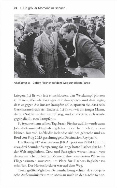 Mann in Anzug und Sonnenbrille spricht mit einem anderen Mann, umgeben von Menschen im Freien.