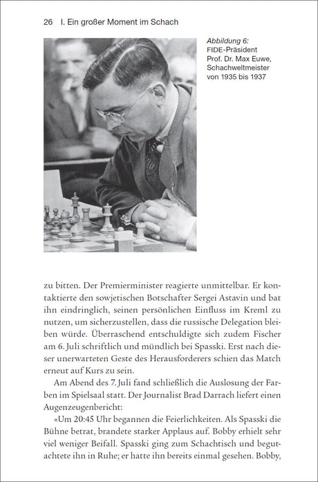 Schachspieler Prof. Dr. Max Euwe beim Schachspiel, blickt nach unten, trägt Brille und Anzug, im Hintergrund weitere Personen.