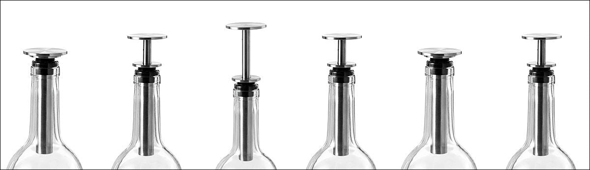 Sechs leere Glasflaschen mit Spritzen auf den Flaschenhals.