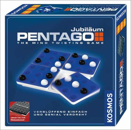 Brettspiel-Box mit PENTAGO, Jubiläumsausgabe, 4 Spielplatten, schwarze und weiße Spielsteine, blauer Hintergrund.
